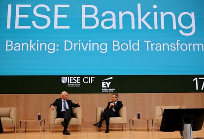 El presidente de Autoridad Bancaria Europea (EBA), José Manuel Campa, a la izquierda, en la segunda jornada del encuentro de banca del IESE.