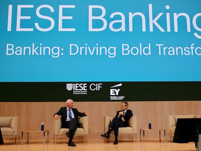 El presidente de Autoridad Bancaria Europea (EBA), José Manuel Campa, a la izquierda, en la segunda jornada del encuentro de banca del IESE.