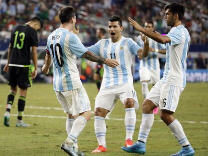 Messi y Agüero celebran este martes el segundo gol con el que Argentina empató a México 2-2 en Dallas.