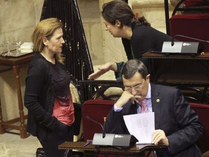 Bilbao revisa unos documentos en su escaño mientras la popular Esther Martínez (izquierda) charla con la portavoz del PNV, Lorea Bilbao.