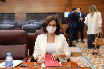 La presidenta de la Comunidad de Madrid, Isabel Díaz Ayuso, antes de que comience una sesión plenaria en la Asamblea de Madrid.