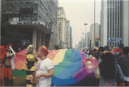 No ano anterior, a comunidade LGBT já tinha dado os primeiros passos para organizar a passeata em um ato mais tímido que conseguiu reunir 500 pessoas na praça Roosevelt, no centro de São Paulo.