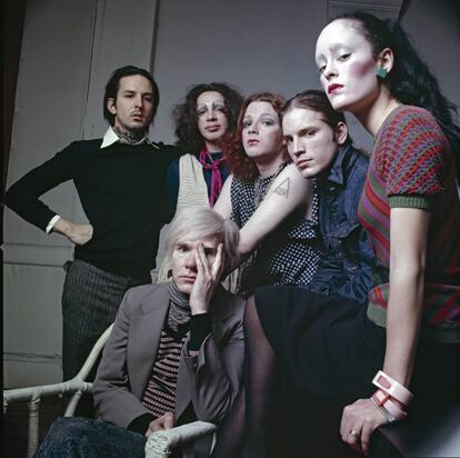 Andy Warhol fotografiado en la Factory con Jane Forth, Jackie Curtis, Joe Dallesandro, Holly Woodlawn y su mánager Fred Hughes.