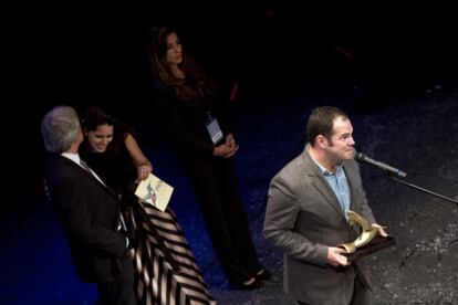 Javier Andrade recoge el premio a mejor dirección por la pelícua 'Mejor no hablar de ciertas cosas'