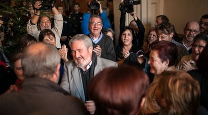 El alcalde de Orihuela, Monserrate Guillén, es aplaudido tras el fracaso de la moción de censura.