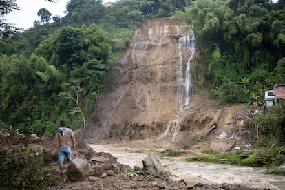Un hombre frente al sitio de un deslizamiento en Pereira (Colombia), en febrero de 2022.