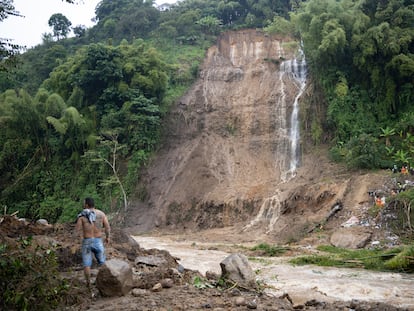 Un hombre frente al lugar de un deslizamiento en Pereira (Colombia), en febrero de 2022.