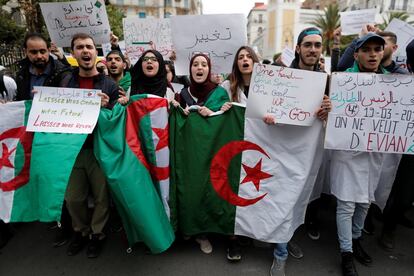 Los estudiantes gritan consignas durante una protesta pidiendo al presidente Abdelaziz Bouteflika que renuncie, en Argel.
