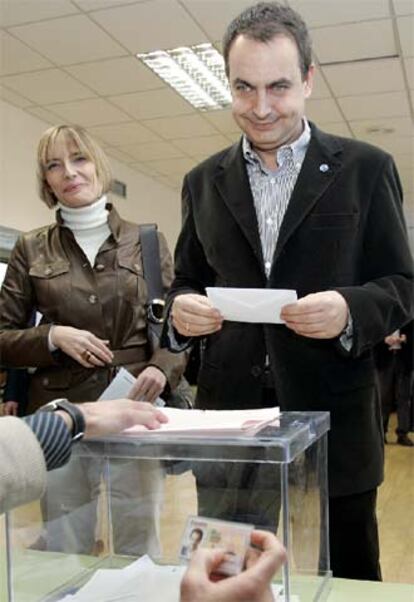 El presidente José Luis Rodríguez Zapatero y su esposa, Sonsoles Espinosa, en el momento de ejercer su voto.