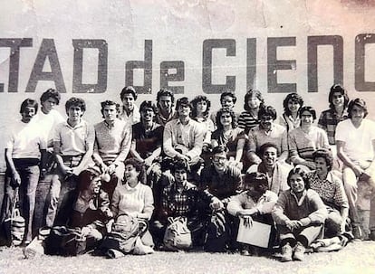 Claudia Sheinbaum (segunda en la primera fila) en una reunión para preparar el primer Congreso de Estudiantes de Ciencia y Físico Matemáticas de la UNAM, en 1985, según compartió en redes sociales.