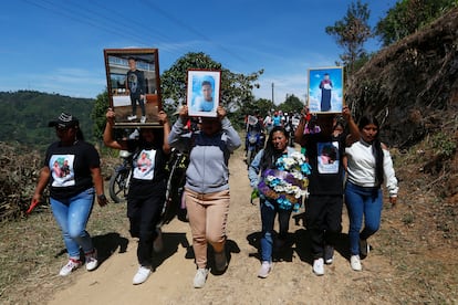 Retratos de los tres jóvenes fueron parte de la procesión, que recorrió desde la vereda de Gualó donde asesinaron a dos de las tres víctimas hasta la vereda Santa Rosa, donde recibieron sepultura.