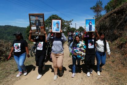 Retratos de los tres jóvenes fueron parte de la procesión, que recorrió desde la vereda de Gualó donde asesinaron a dos de las tres víctimas hasta la vereda Santa Rosa, donde recibieron sepultura.