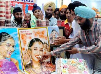 <i>Fans</i> de la actriz Madhuri Dixit celebraban ayer su 42 cumpleaños en Amritsar (noroeste de India).