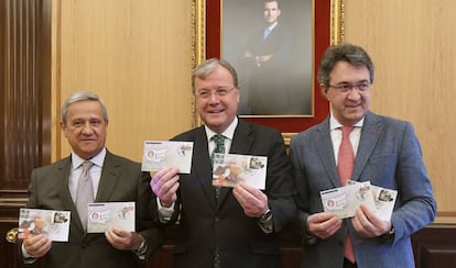 El alcalde de León, Antonio Silván (centro); el presidente de Correos, Javier Cuesta Nuin (izquierda); y el presidente de la Diputación, Juan Martínez Majo, este martes en la presentación de los sellos dedicados a "León, capital española de la gastronomía" y "12 meses, 12 sellos".