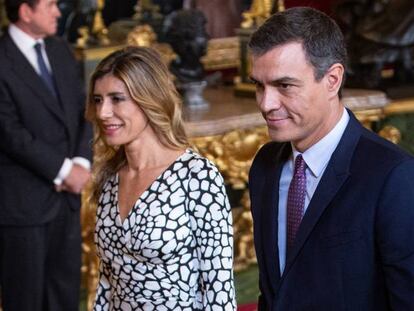 El presidente del Gobierno en funciones, Pedro Sanchez, y su mujer, María Begoña Gómez Fernández durante la recepción en el Palacio Real con motivo del Día de la Fiesta Nacional.