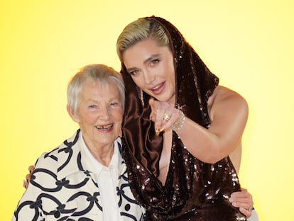 La actriz Florence Pugh en el estreno de la segunda parte de 'Dune' en Londres junto a su abuela Pat. Pugh suele llevar a su abuela como acompañante e incluso combinaban estilismos en la alfombra roja. “Tener a la abuela Pat en la alfombra es un regalo. Gracias a todos los que la estaban animando, su sonrisa cuando ella apareció ha sido grabada en mi mente para siempre. Es una sensación hermosa saber que todos piensan que es una estrella”, declaró la actriz en su Instagram. 