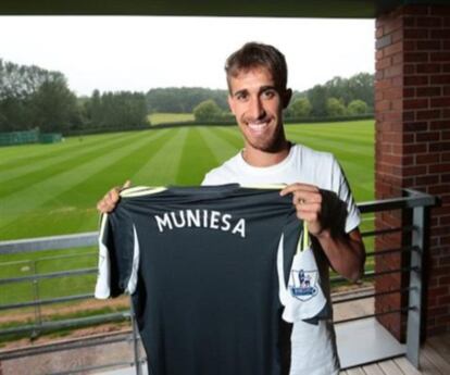 Muniesa posa con la camiseta de su nuevo equipo