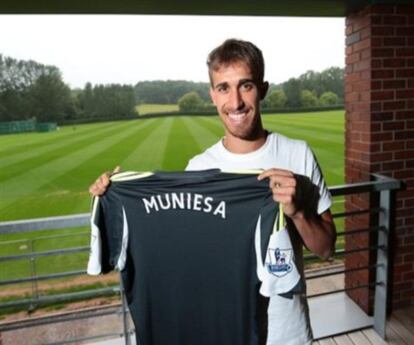 Muniesa posa con la camiseta de su nuevo equipo 