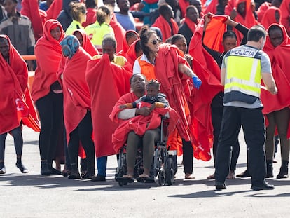 Los servicios sanitarios atienden a migrantes llegados en cayuco a Puerto Naos, a 28 de diciembre de 2024, en Arrecife, Lanzarote, Canarias (España).