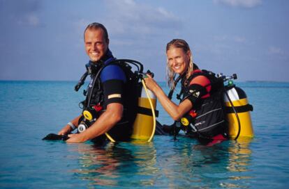 Una pareja se dispone a practicar buceo.