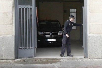 Un agente guarda el coche del testigo sorpresa que ha declarado esta ma&ntilde;ana en el juicio por el asesinato de Marta del Castillo.- 
