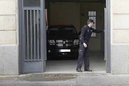 Un agente guarda el coche del testigo sorpresa que ha declarado esta mañana en el juicio por el asesinato de Marta del Castillo.-