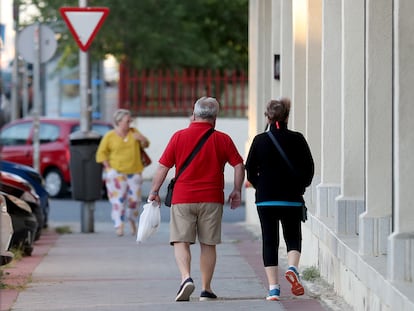 Una calle del barrio Dehesa del Príncipe, una de las zonas con más población de más de 75 años de Madrid, el 10 de mayo de 2023.