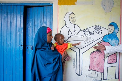 Una madre desplazada recientemente por la sequía sostiene a su bebé desnutrido en un centro de estabilización de la desnutrición administrado por Acción contra el Hambre, en Mogadiscio, Somalia.