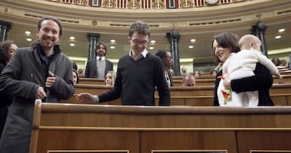 Carolina Bescansa con su bebé, junto a Pablo Iglesias e Íñigo Errejón.
