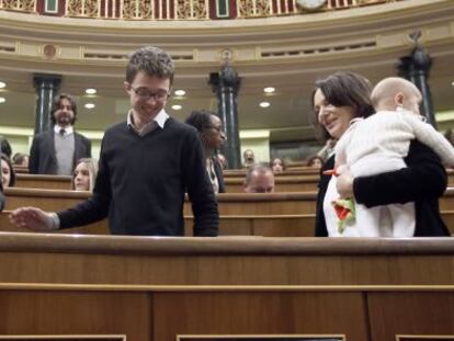 Carolina Bescansa con su beb&eacute;, junto a Pablo Iglesias e &Iacute;&ntilde;igo Errej&oacute;n. 