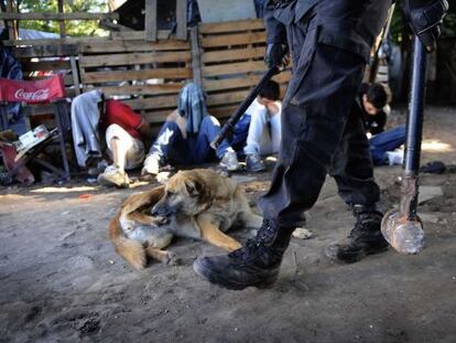 Redada en un punto de venta de droga en Rosario.