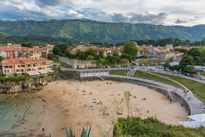 Vista de la playa de El Sablón, en la localidad asturiana de Llanes.