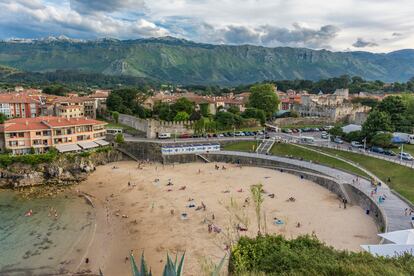 Vista de la playa de El Sablón, en la localidad asturiana de Llanes.