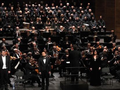 La Orquesta, Coro y solistas del Festival de Bayreuth, anoche en el Liceo durante la interpretación de 'El holandés errante'.