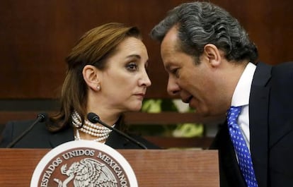 Claudia Ruiz Massieu escucha a Eduardo Sánchez, vocero de la presidencia.