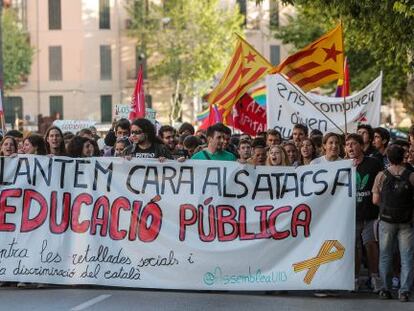 Los estudiantes protestan en Palma de Mallorca contra los recortes y la reforma ling&uuml;&iacute;stica en Baleares, en mayo de 2012. 