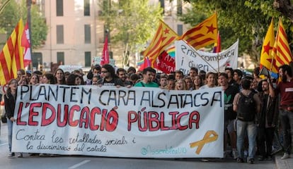 Los estudiantes protestan en Palma de Mallorca contra los recortes y la reforma ling&uuml;&iacute;stica en Baleares, en mayo de 2012. 