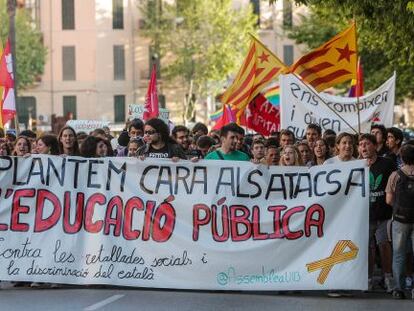 Los estudiantes protestan en Palma de Mallorca contra los recortes y la reforma ling&uuml;&iacute;stica en Baleares, en mayo de 2012. 