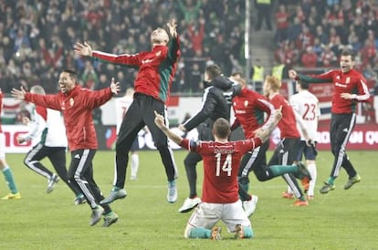 Los jugadores de Hungría celebran la victoria ante Noruega