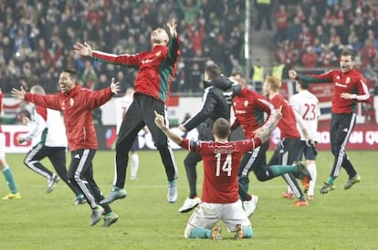 Los jugadores de Hungr&iacute;a celebran la victoria ante Noruega