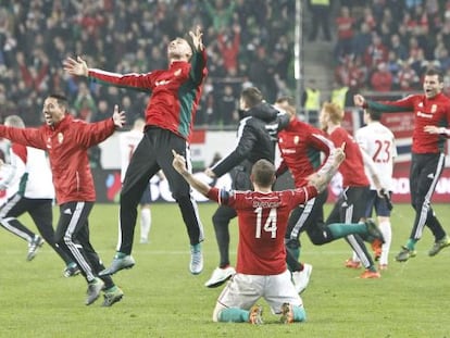 Los jugadores de Hungr&iacute;a celebran la victoria ante Noruega