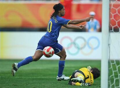 Ronaldinho celebra uno de los cinco goles que su selección ha endosado a Nueva Zelanda