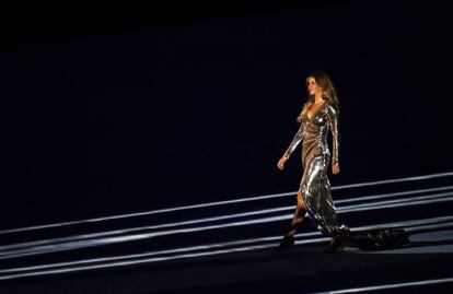 Una espectacular Gisele Bundchen desfila en solitario por el centro del estadio ol&iacute;mpico de Maracan&aacute; vestida con un dise&ntilde;o de tonos met&aacute;licos. 