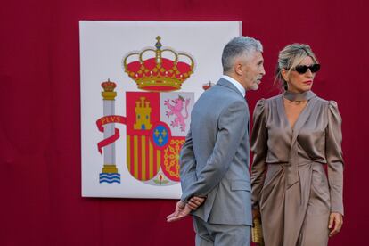 El ministro del Interior, Fernando Grande-Marlaska, conversa con la vicepresidenta segunda y ministra de Trabajo, Yolanda Díaz, a su llegada al desfile del Día de la Fiesta Nacional.