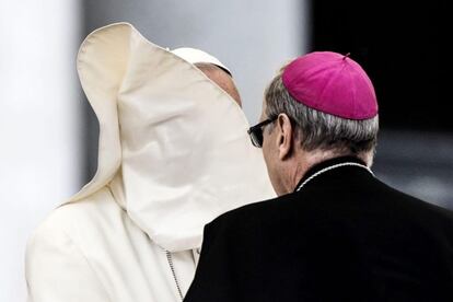 El viento le juega una mala pasada al papa Francisco mientras preside la audiencia general de los miércoles en la plaza de San Pedro, Ciudad del Vaticano.