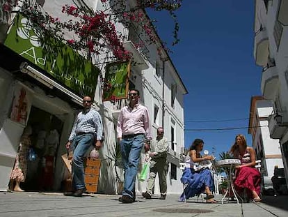 Escaparate de la <i>boutique</i> Ad Libitum y una terraza en la calle del Bisbe Cardona, en el barrio de La Marina de la capital de Ibiza.