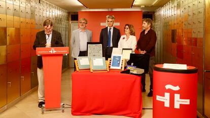 Luis García Montero, Jaume Serra, Ignacio Soto, Montserrat Domínguez y Javier del Pino en el depósito del legado de la Cadena SER en la Caja de las Letras del Instituto Cervantes.