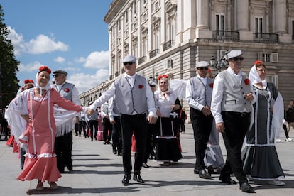 Varias personas durante el pasacalles por las Fiestas de San Isidro, en la Plaza Mayor de Madrid, a 11 de mayo de 2025, en Madrid (España).