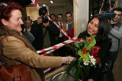 Gabriela Queteguari (a la derecha), en el aeropuerto de Hondarribia con Míriam, su empleadora.