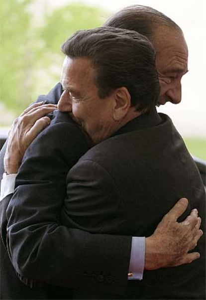 Chirac y Schröder se abrazan antes de comenzar su reunión en Berlín.